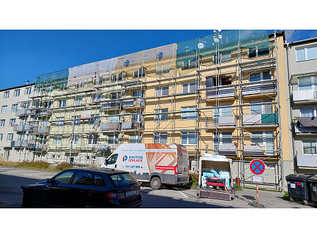 Zateplení stropu bytového domu se sedlovou střechou v Jemnici